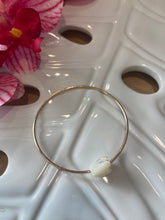 Load image into Gallery viewer, Mother of pearl Pikake bangle