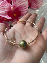 Load image into Gallery viewer, Pistachio Tahitian Pearl Bangle