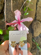 Load image into Gallery viewer, Hibiscus earrings