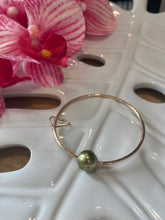 Load image into Gallery viewer, Pistachio Tahitian Pearl Bangle