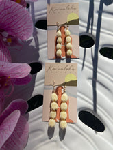 Load image into Gallery viewer, Pikake earrings